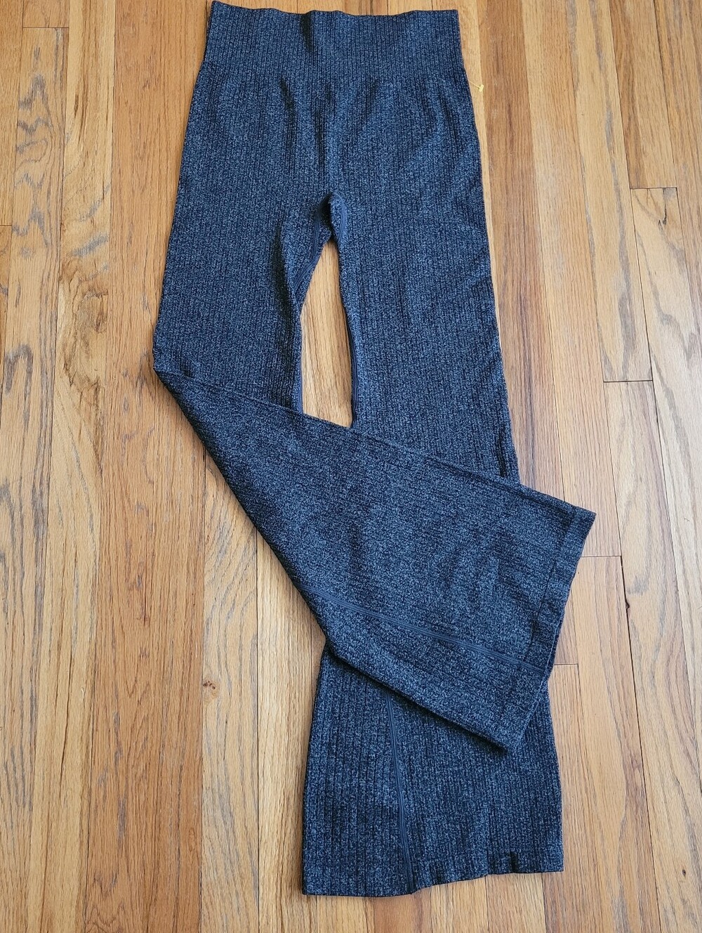 Ribbed Stretchy Flared Yoga Pants in Dark Gray Size Medium Excellent Condition - Picture 2 of 9